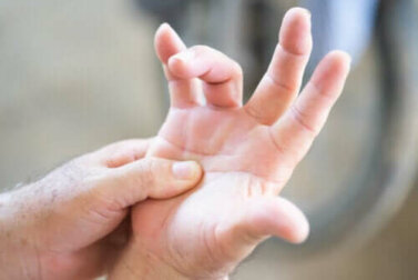 Schnappfinger: Symptome und Behandlungen