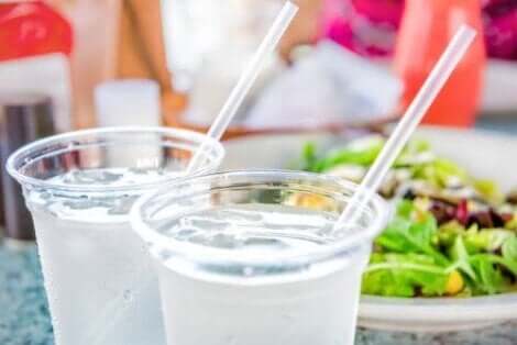 Metallstrohhalme sind eine umweltfreundliche Alternative zu Plastikstrohhalmen