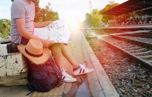 Person am Bahnsteig