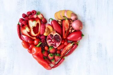 Rotes Obst und Gemüse: Sein Nährwert und wie man es in die Ernährung einbezieht