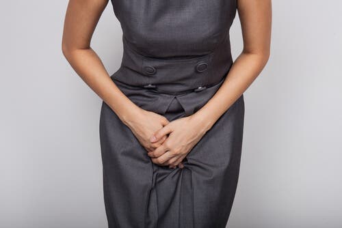 Symptome von Geschlechtskrankheiten - Frau hat Schmerzen