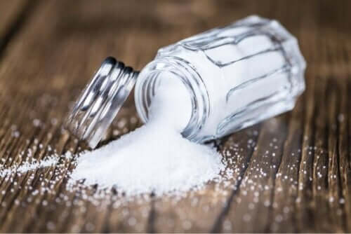 Salz erhöht das Herz-Kreislauf-Risiko. Entscheide dich für natriumarme Lebensmittel.