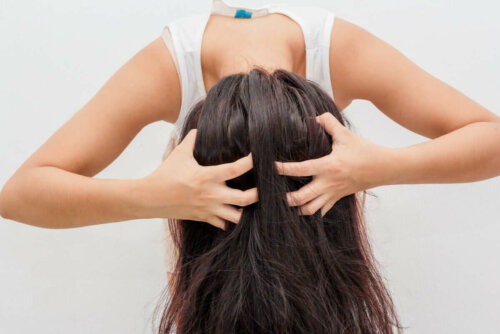 Frau beim Haarstyling