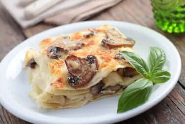 Lasagne nur mit Gemüse auf einem Teller mit Basilikum