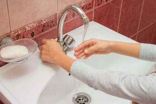 Waschen der Hand im Waschbecken