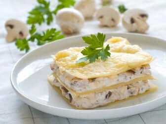 Vegane Lasagne mit Béchamelsauce und Pilzen