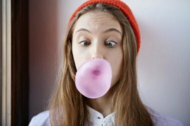 Kaugummi im Haar: 12 Tricks ihn loszuwerden