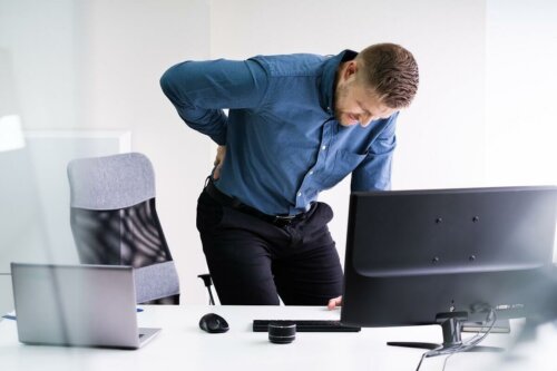 Mann leidet unter Bandscheibenvorfall: Fitnessübungen können unterstützend helfen