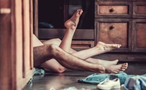 Paar beim Sex in der Öffentlichkeit