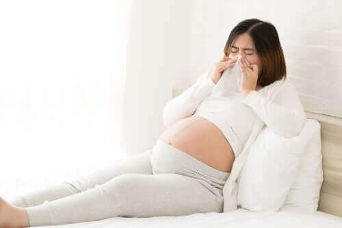 Frau mit Erkältung in der Schwangerschaft