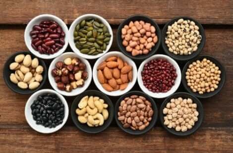 Nuesse enthalten gesunde Fette, wichtige Vitamine und essentielle Mineralien