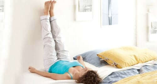 Es ist hilfreich, die Beine hochzulegen, um die Durchblutung zu verbessern