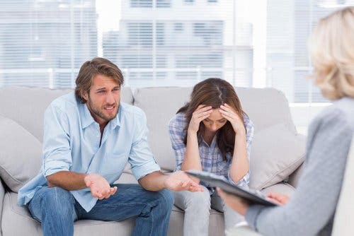 Emotionale Co-Abhängigkeit kann in einer Paartherapie angegangen werden