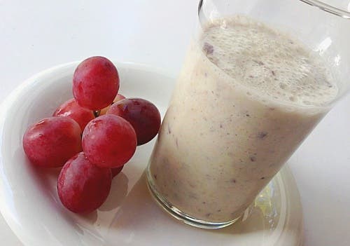 Verjünge deine Haut mit einem Trauben-Hafer-Smoothie