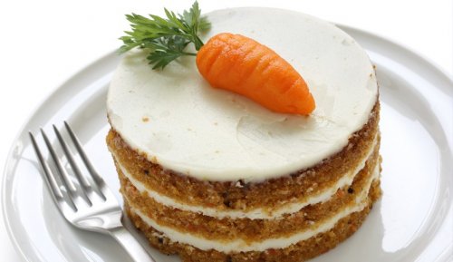 Traditioneller Karottenkuchen wird mit einer süßen Frischkäsefüllung gefüllt