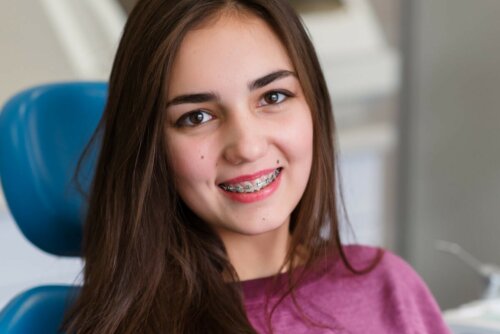 Teenager mit Brackets