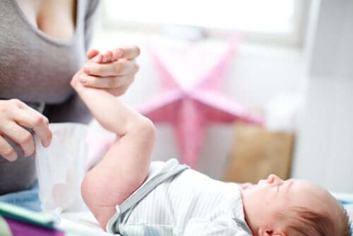 Baby mit Windelausschlag