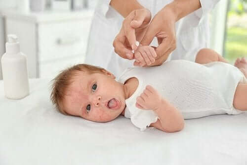 Babyakne: Ursachen und Behandlungen