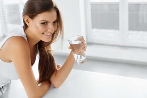 Eine Frau vermeidet eine einschränkende Diät, indem sie Wasser trinkt