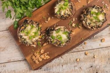 So macht man vegane gefüllte Champignons