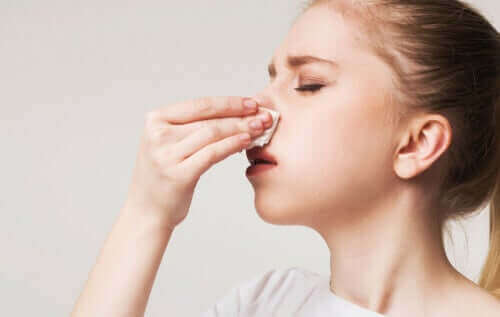 Mädchen leidet an Krusten in der Nase