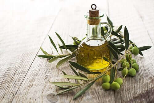 Olivenöl in einem Glas neben Oliven, ein wesentlicher Bestandteil für die mediterrane Ernährung
