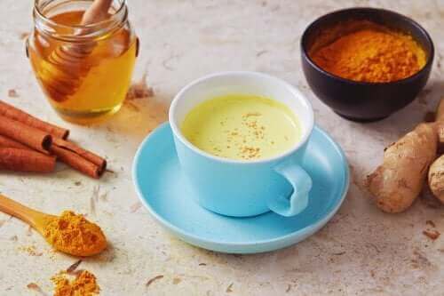 Tee mit Pfeffer und Honig gegen Husten