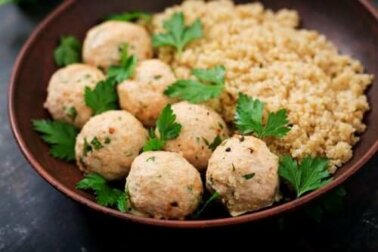 So bereitet man Quinoa-Kichererbsen-Frikadellen zu