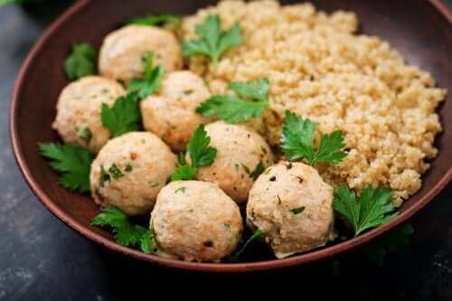 So bereitet man Quinoa-Kichererbsen-Frikadellen zu