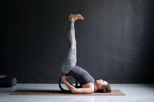 Beine an der Wand Pose gehört zu den Yoga-Übungen zur Entspannung