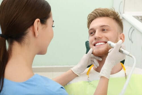 Vier Wege, um Zahnstein von den Zähnen zu entfernen