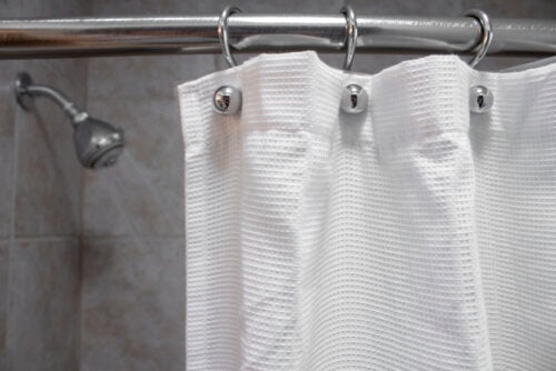 Badvorhänge reinigen und pflegen: 5 Tipps