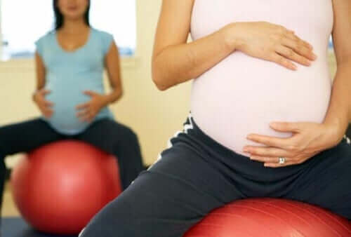 Schwangere Frauen beim Sport zur Stressbewälitiung