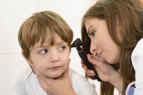 Ohrenentzündung bei Babys - Junge beim Arzt