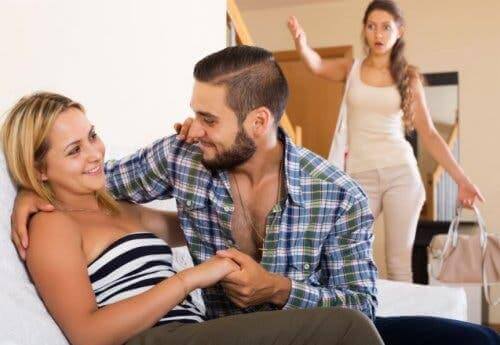 Untreue nicht verzeihen-Mann überrascht Partner mit anderer Frau