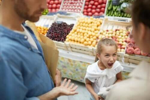 Ein Mädchen, das im Supermarkt ihre Mutter anschreit.