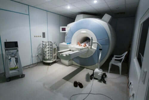Eine Person, die sich einem MRI unterzieht