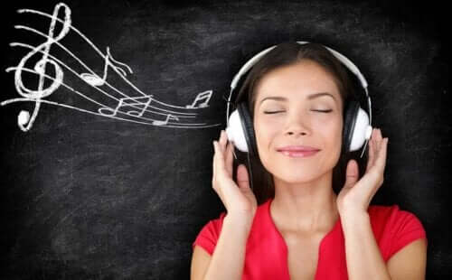 Eine Frau beim Hören von Musik