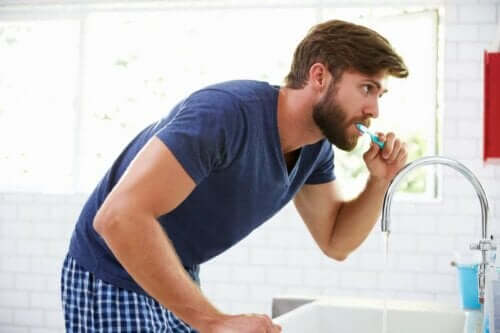 Ein Mann, der sich die Zähne putzt