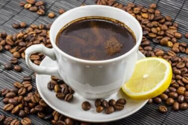 Kaffee mit Zitrone: Ist das eine gute Mischung?