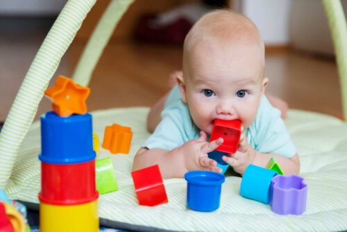 Babys starren - Baby mit Schnuller und Spielzeug