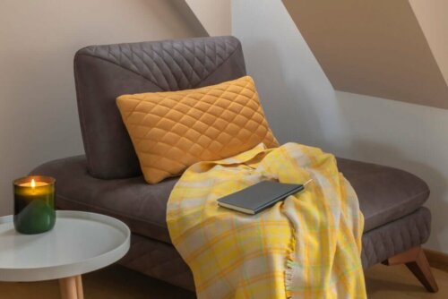 Entspannungsecke - Relaxsessel mit einer Decke