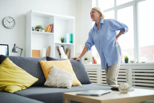 Fibromyalgiesyndrom - Frau mit Rückenschmerzen