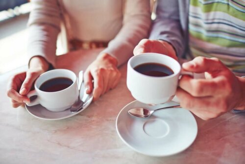 Kaffee mit Zitrone - 2 Tassen Kaffee