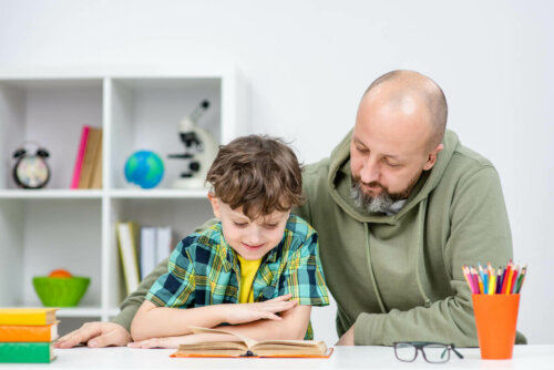 Kindern beibringen - Vater macht Hausaufgaben mit seinem Sohn
