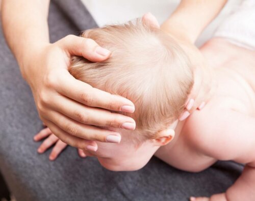 Kraniosynostose - Baby auf dem Bauch