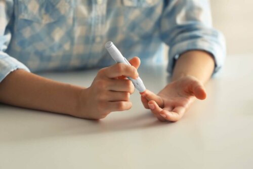 Offenwinkelglaukom - Person misst sich den Blutzuckerspiegel