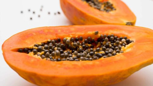 Papaya-Salat - aufgeschnittene Papaya