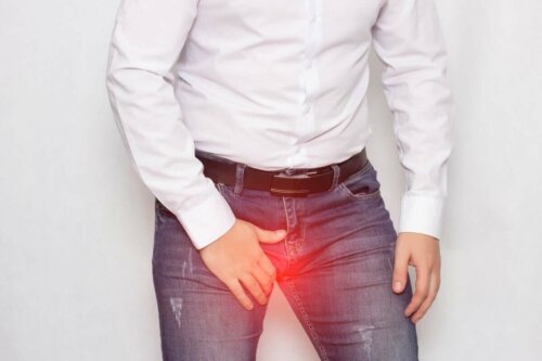 Tritt in die Hoden - Mann hat Schmerzen im Schritt
