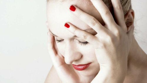 intrazerebrale Blutung - Frau mit Kopfschmerzen